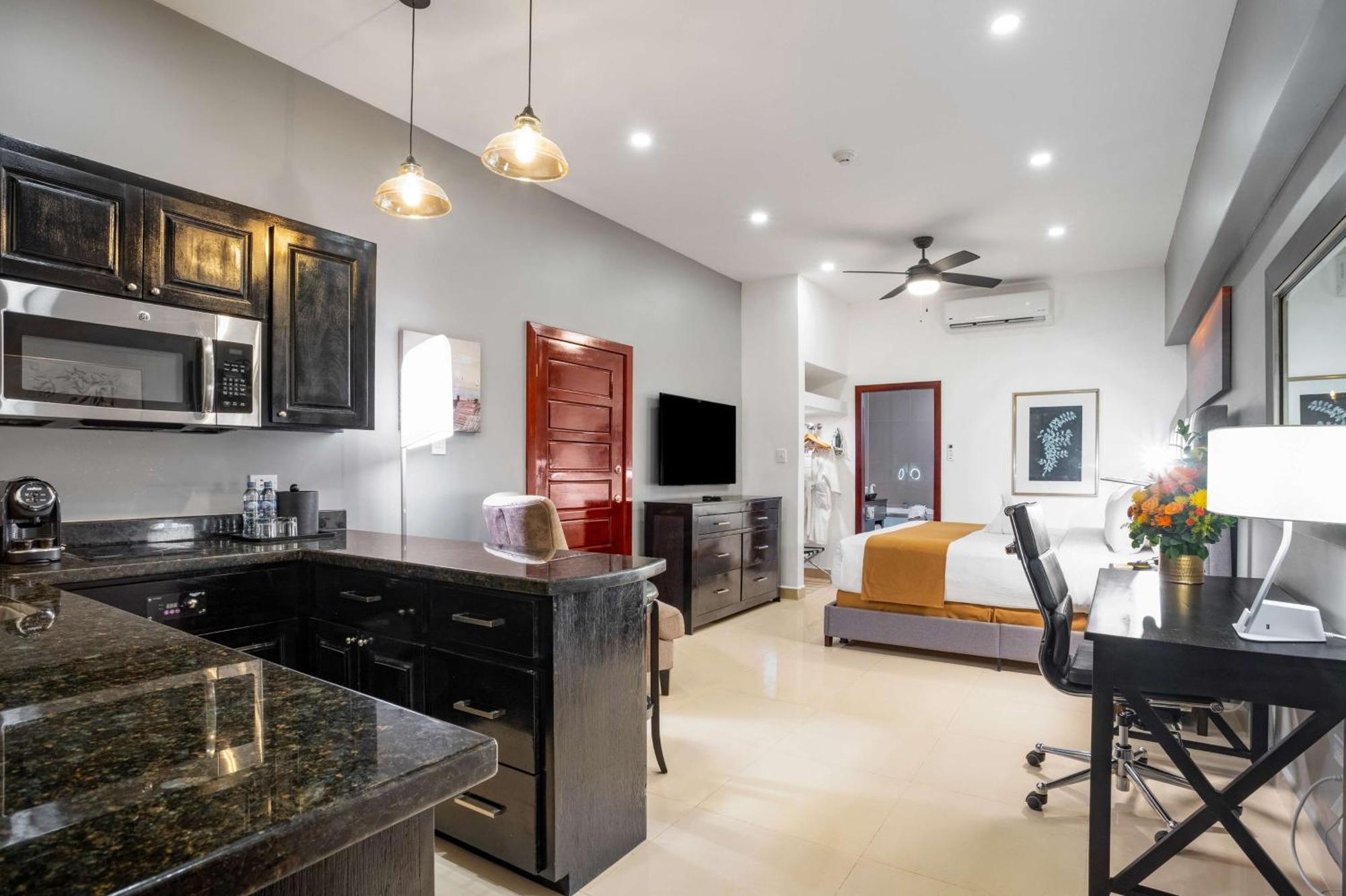Best Western Plus Belize Biltmore Plaza Belize City Exterior foto